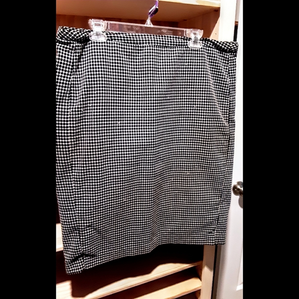 Black and white pencil skirt